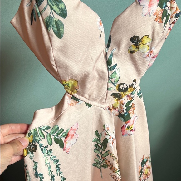 L'ATISTE Floral Backless Dress in Cream - Picture 2 of 5